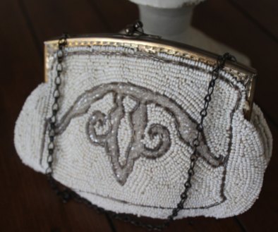 1920s Vintage Art Deco Style Detailed Beaded Purse with Gold Tone Chain - $25.72